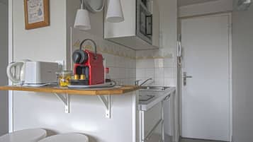 Comfort Studio, 1 Queen Bed, Kitchenette (Studio Le Bois Flotté) | Private kitchen