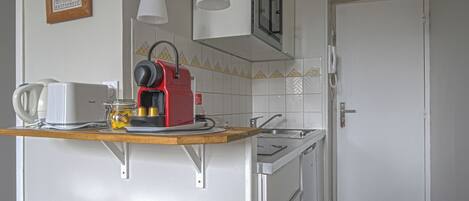 Comfort Studio, 1 Queen Bed, Kitchenette (Studio Le Bois Flotté) | Private kitchen