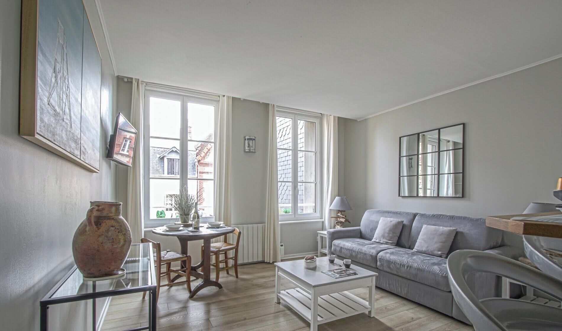 Comfort studio, 1 queensize bed, kitchenette (Studio Les Coquillages) | Woonruimte | Een 55-cm smart-tv met digitale zenders en streamingdiensten