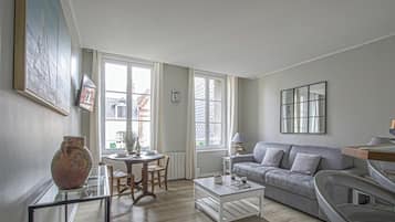Comfort studio, 1 queensize bed, kitchenette (Studio Les Coquillages) | Woonruimte | Een 55-cm smart-tv met digitale zenders en streamingdiensten