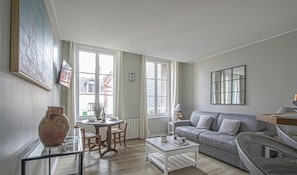 Comfort studio, 1 queensize bed, kitchenette (Studio Les Coquillages) | Woonruimte | Een 55-cm smart-tv met digitale zenders en streamingdiensten