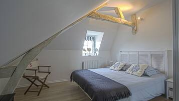 Deluxe Apartment, 1 Queen Bed with Sofa bed, Non Smoking, Kitchenette (Suite La Baleine) | Premium bedding, individually decorated, individually furnished