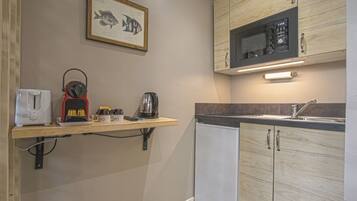 Romantisches Studio, 1 Queen-Bett, Nichtraucher, Terrasse (Studio Les Galets) | Eigene Küche | Mini-Kühlschrank, Mikrowelle, Herdplatte, Espressomaschine