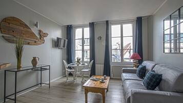 Comfort Studio, 1 Queen Bed, Kitchenette (Studio Le Bois Flotté) | Living area