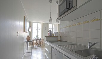 Frigobar, microondas, placa de cocina, cafetera expreso