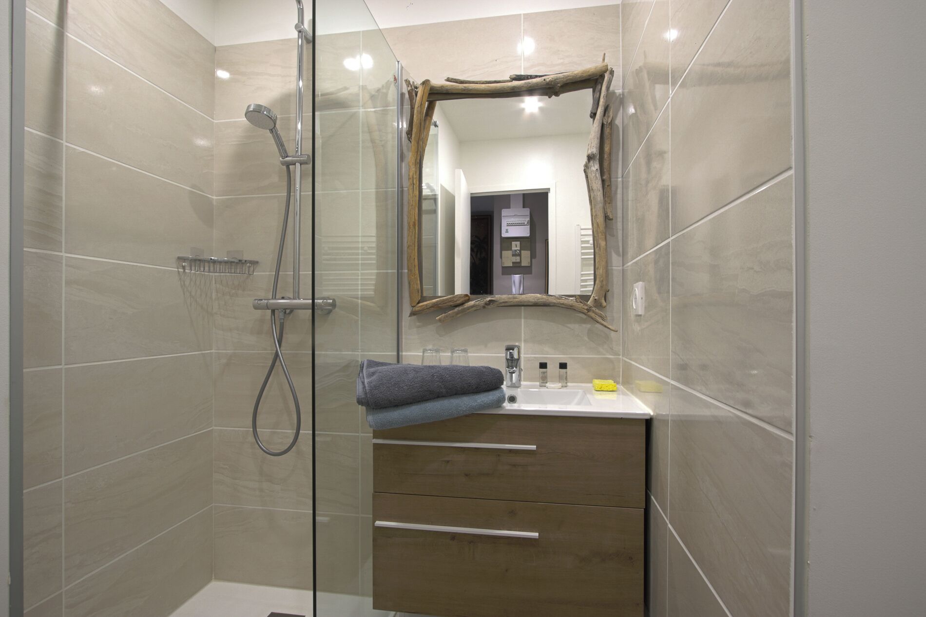 Deluxe Studio, 1 Queen Bed, Non Smoking, Kitchenette (Studio La Tortue) | Bathroom | Shower, hair dryer, towels, soap
