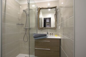 Deluxe Studio, 1 Queen Bed, Non Smoking, Kitchenette (Studio La Tortue) | Bathroom | Shower, hair dryer, towels, soap - La Venelle du Bassin (Honfleur)