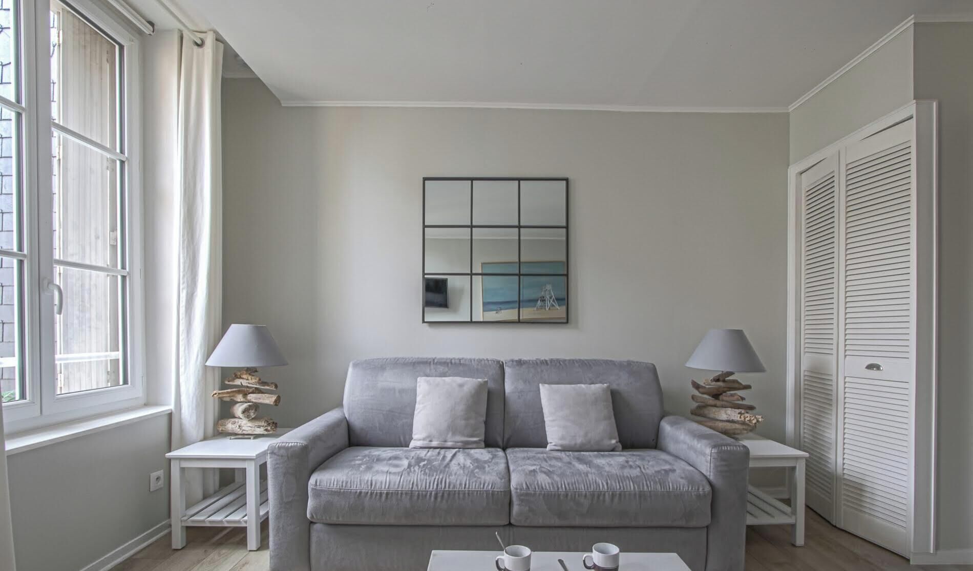 Studio Confort, 1 grand lit, coin cuisine (Studio Les Coquillages) | Coin séjour | TV connectée de 55 cm avec chaînes numériques, services de streaming