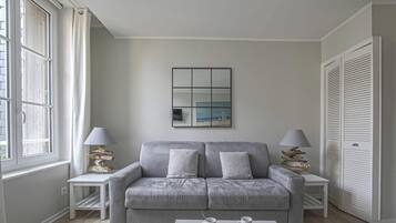 Studio Confort, 1 grand lit, coin cuisine (Studio Les Coquillages) | Coin séjour | TV connectée de 55 cm avec chaînes numériques, services de streaming