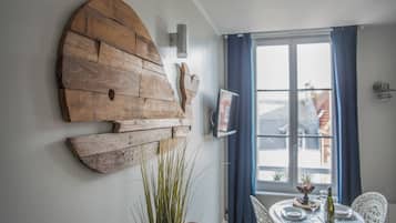 Comfort Studio, 1 Queen Bed, Kitchenette (Studio Le Bois Flotté) | Dining