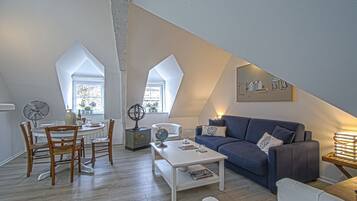 Appartamento Deluxe, 1 letto queen con divano letto, non fumatori, angolo cottura (Suite La Baleine) | Area soggiorno | Smart TV 55 cm con canali digitali, servizi in streaming