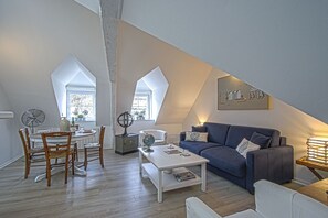 Deluxe Apartment, 1 Queen Bed with Sofa bed, Non Smoking, Kitchenette (Suite La Baleine) | Living area | 55-cm Smart TV with digital channels, streaming services - La Venelle du Bassin (Honfleur)