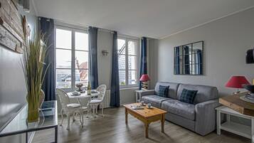 Comfort Studio, 1 Queen Bed, Kitchenette (Studio Le Bois Flotté) | Living area