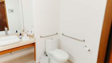 Habitación estándar con 1 cama matrimonial o 2 individuales, vista al jardín | Baño | Regadera, amenidades de baño gratuitas, secadora de cabello, toallas