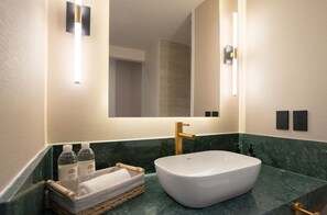 Habitación Deluxe, vista al jardín | Baño | Regadera, amenidades de baño gratuitas, secadora de cabello, toallas 