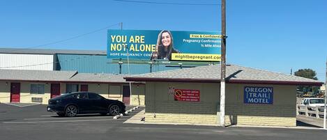 Un motel con un letrero publicitando un centro de apoyo para el embarazo.