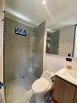 Ducha, toallas, jabón, shampoo