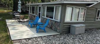 Charming Lakefront log cabin 2bd-1 bath on Bluegill Lake in Harrison, MI
