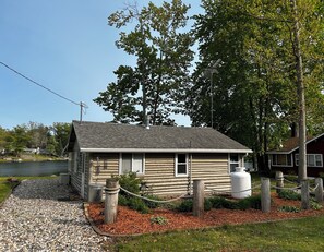 Exterior - Charming Lakefront log cabin 2bd-1 bath on Bluegill Lake in Harrison, MI (Harrison)