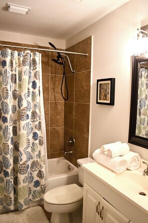Bathroom - Spacious home in quiet neighbourhood minutes from the best of The Woodlands. (Spring)