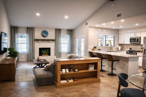 Spacious home in quiet neighbourhood minutes from the best of The Woodlands.