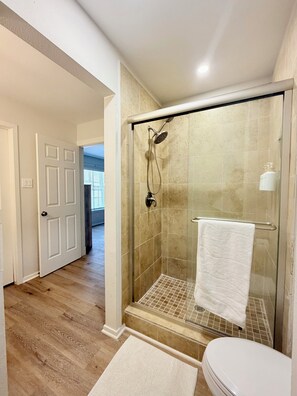 Douche, serviettes fournies, savon, papier de toilette