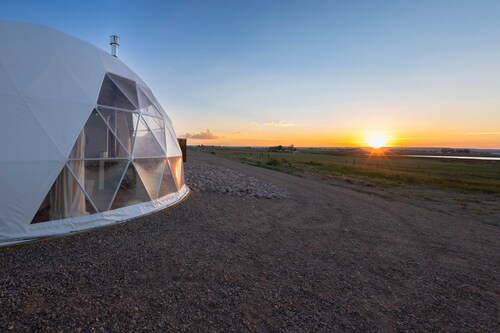 White Geodome Ranch Retreat- With a Hot Tub!