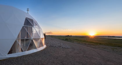 White Geodome Ranch Retreat- With a Hot Tub!