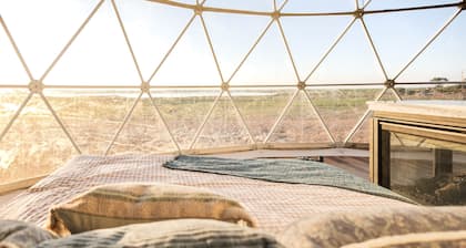 White Geodome Ranch Retreat- With a Hot Tub!