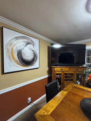 Dining - Cozy 1-bedroom house with sofa sleeper, and air mattress in quaint Nashville (Nashville)