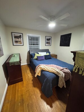1 bedroom, iron/ironing board, free WiFi, bed sheets - Cozy 1-bedroom house with sofa sleeper, and air mattress in quaint Nashville (Nashville)