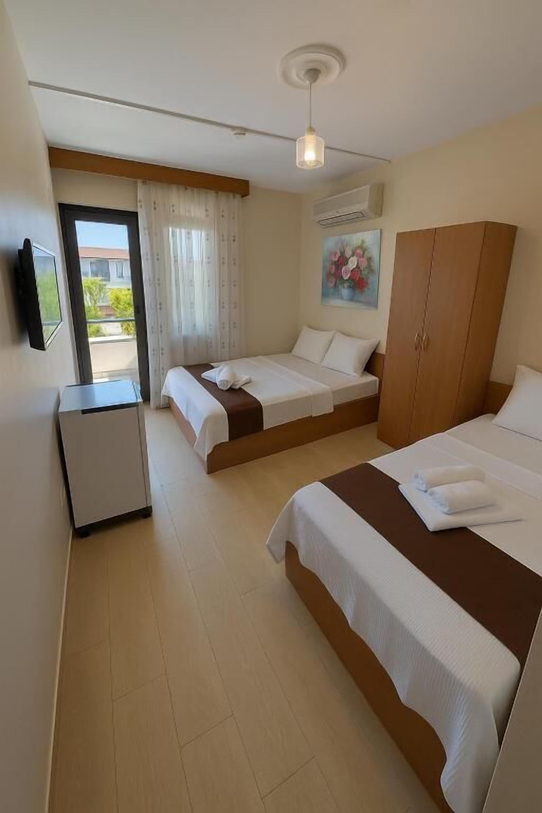 Triple Room, Balcony, City View | Desk