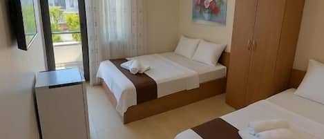 Chambre triple, balcon, vue sur la ville | Bureau