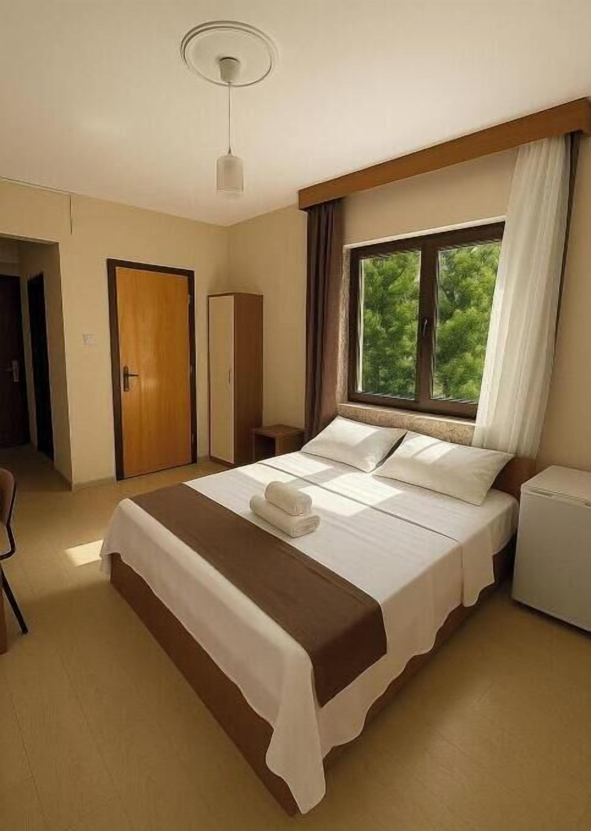 Double Room, Balcony, City View | Desk