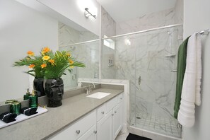 Hair dryer, towels, soap, toilet paper - Marvelous Houston Home Minutes to Med Center & NRG Stadium (Houston)