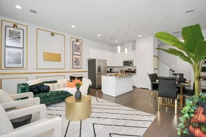 Living area - Marvelous Houston Home Minutes to Med Center & NRG Stadium (Houston)