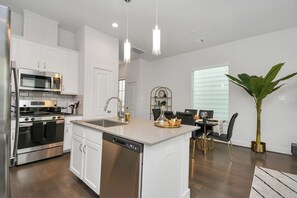 Private kitchen - Marvelous Houston Home Minutes to Med Center & NRG Stadium (Houston)