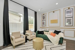 Living area - Marvelous Houston Home Minutes to Med Center & NRG Stadium (Houston)