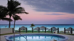 Pool - Cancun Ocean View Resort Stay with Pools, Beach & Spacious 1BR Villa (Cancún)