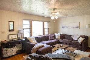 Living area - Comfy Getaway in Strasburg, VA! (Strasburg)