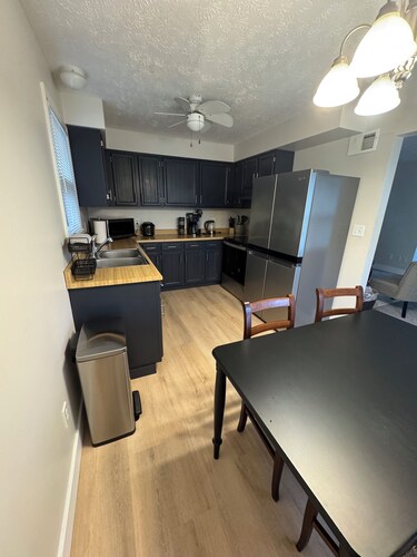 Peaceful 2-bedroom apartment with AC in quiet neighborhood