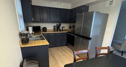 Peaceful 2-bedroom apartment with AC in quiet neighborhood