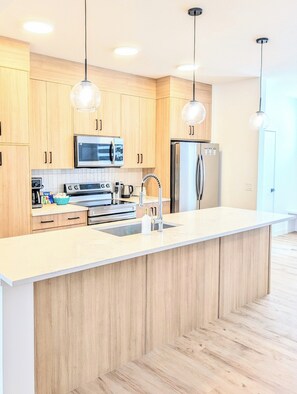 Private kitchen - Quaint 3-bedroom house in Calgary perfect for your getaway (Calgary)