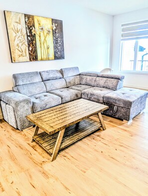 Living area - Quaint 3-bedroom house in Calgary perfect for your getaway (Calgary)