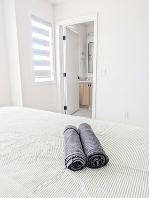 Room - Quaint 3-bedroom house in Calgary perfect for your getaway (Calgary)