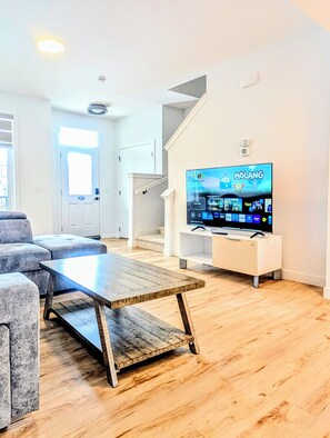 Interior - Quaint 3-bedroom house in Calgary perfect for your getaway (Calgary)