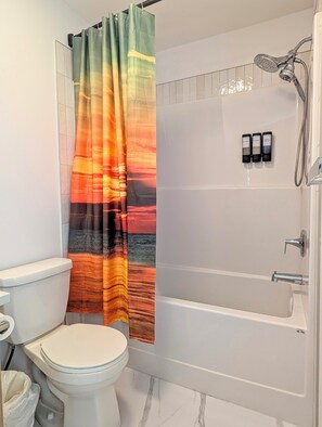 Bathroom - Quaint 3-bedroom house in Calgary perfect for your getaway (Calgary)