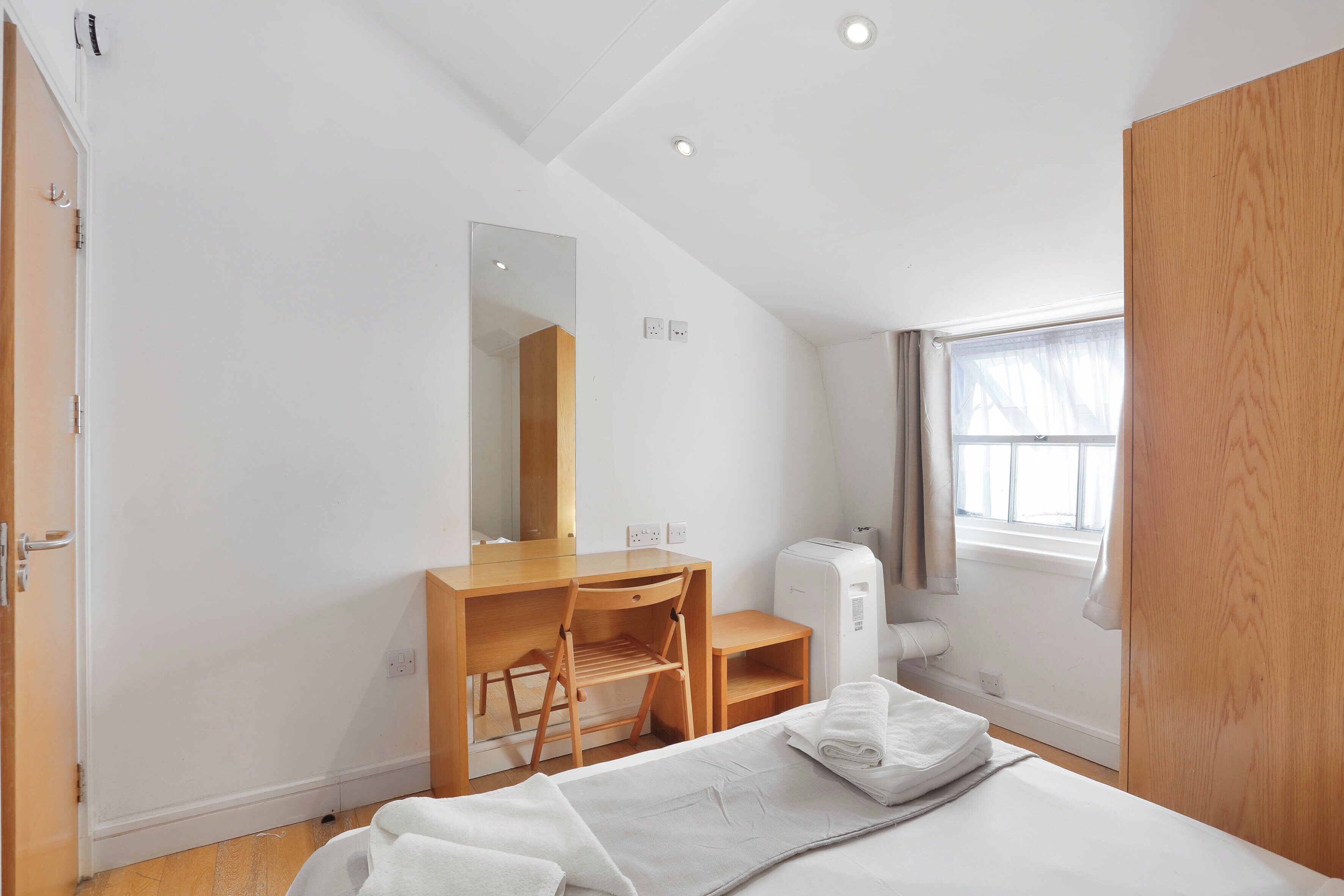 2 habitaciones, tabla de planchar con plancha, internet y ropa de cama 
