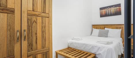 2 bedrooms, iron/ironing board, Internet, bed sheets