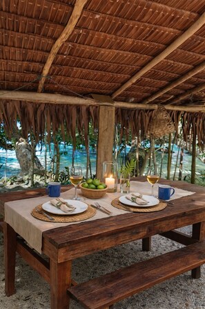 Outdoor dining - Private Beachfront Home – Aore Island, Vanuatu (Sanma Province)